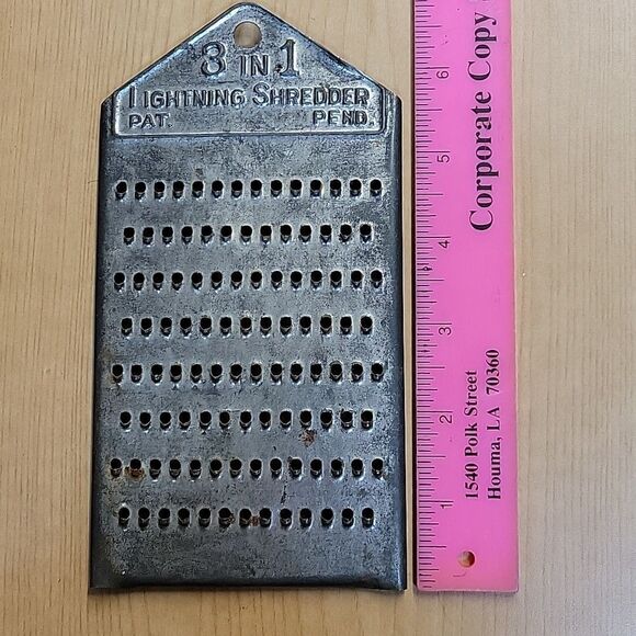 3 Vintage Metal Graters - Picture 8 of 9